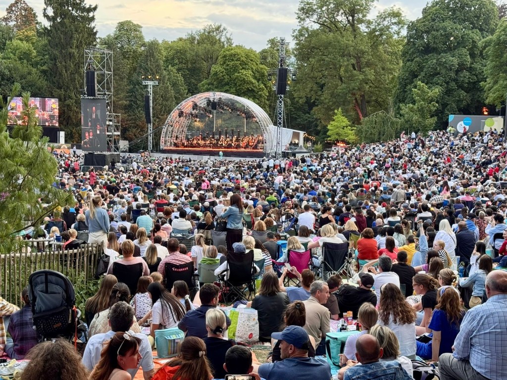 Un Spectacle d’art Lyrique Extraordinaire, devant une marée humaine avec le plaisir de partager des moments de musique, à Luxembourg …  en bref la Philharmonie en plein air !