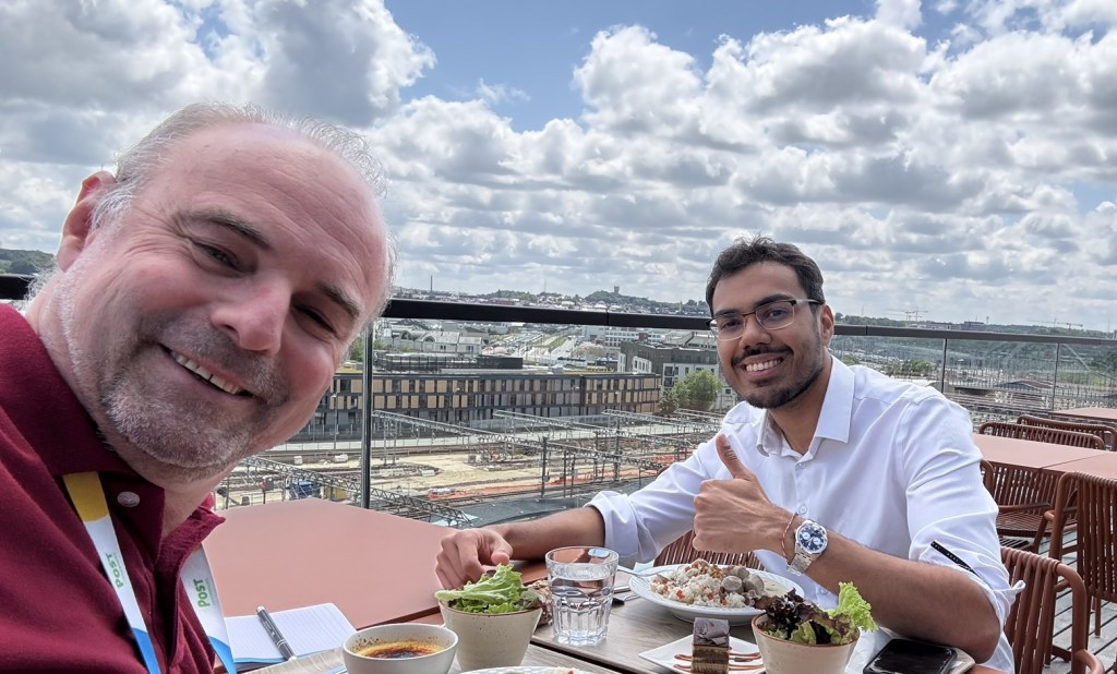 Sitraka Matthieu Forler et Christophe Biraud pour l’interview (en mangeant)