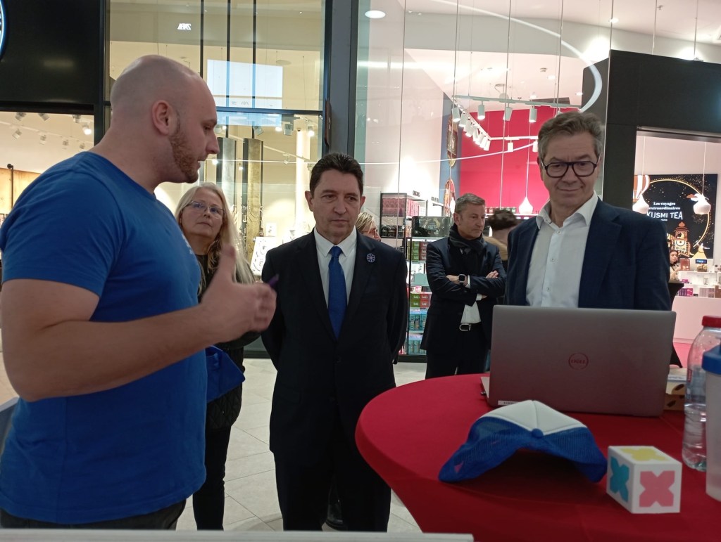 Le sénateur Olivier Cadic avec Bruno Theret et Valentin Degeneve (360 degrés)