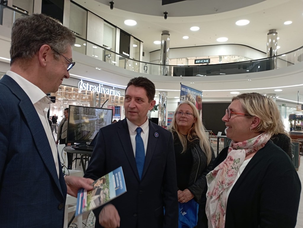 Le sénateur Olivier Cadic avec Bruno Theret, Marie Bresse et Laure Maillard (Work2Care)