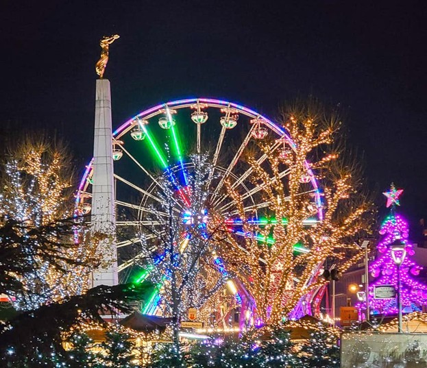Découvrez le Marché de Noël 2025 “Winterlights” à Luxembourg-Ville : du 21 novembre 2025 au 1er janvier 2026, vivez la magie de Noël entre chalets, grande roue, artisanat, gourmandises et illuminations spectaculaires.