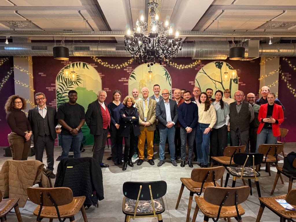 Le professeur Franck Leprévost et les invités de la Communauté des Français du Luxembourg