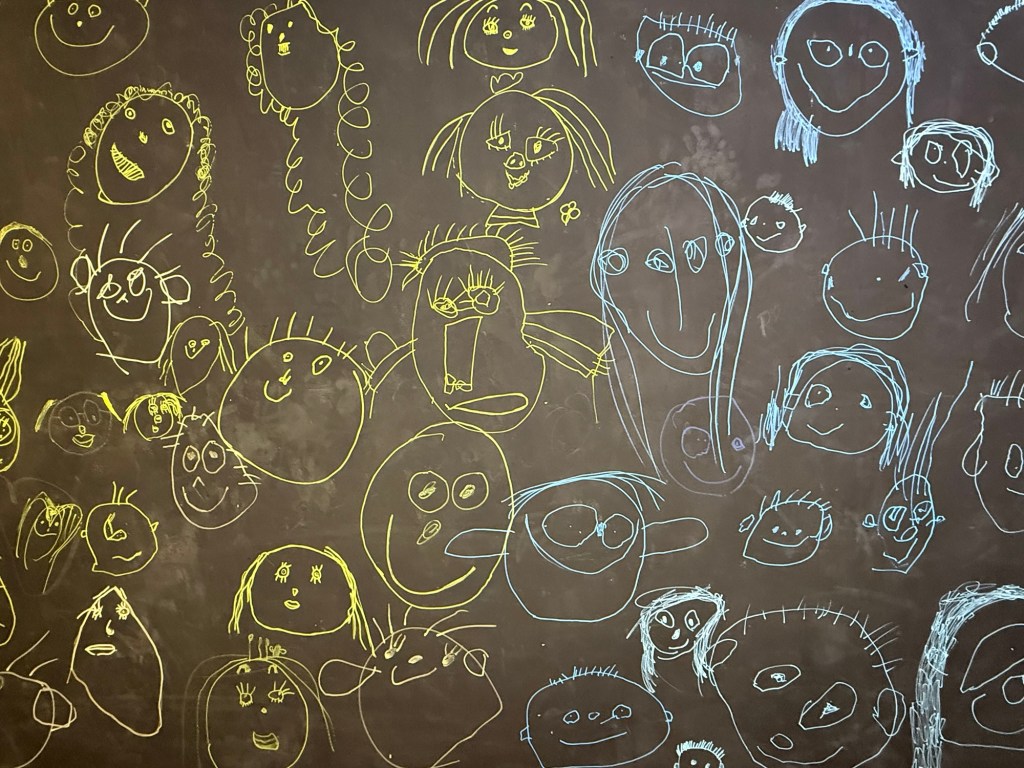 Exposition « Couleurs et Formes » dans le tunnel du Grund à Luxembourg