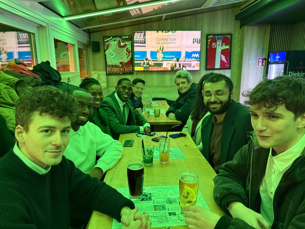 Afterwork VIE à Luxembourg : une soirée conviviale au SPOT et 1 écharpe oubliée