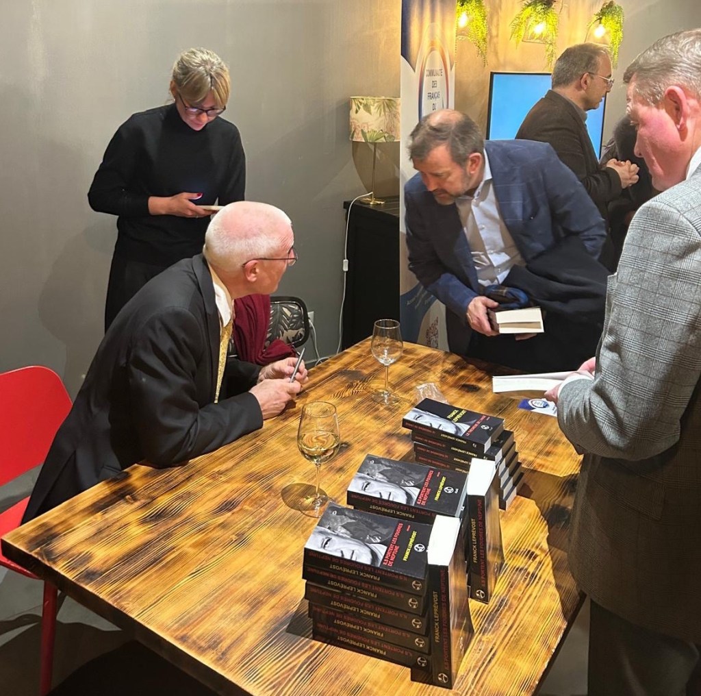 Professeur Franck LEPRÉVOST en séance de dédicaces ​