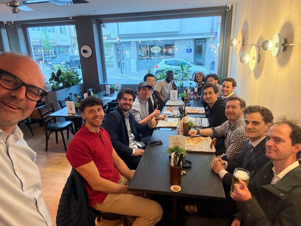 Afterwork V.I.E à Luxembourg : une soirée conviviale organisée par la Communauté des Français du Luxembourg avec 35 jeunes